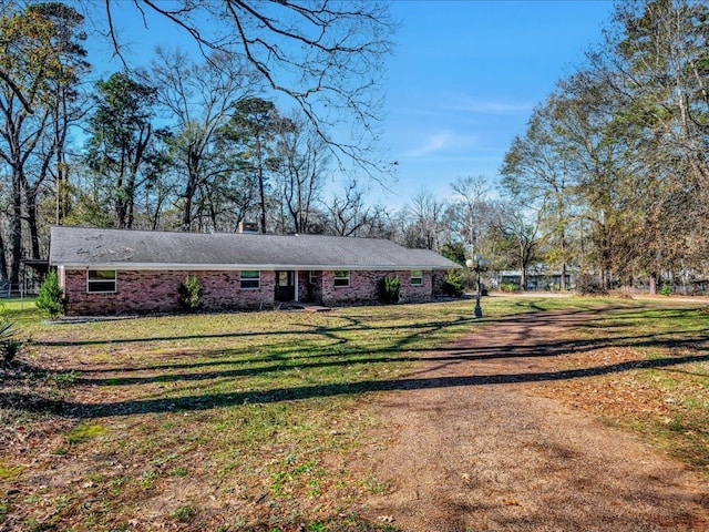 view of front facade featuring a front yard