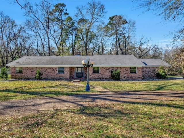 single story home featuring a front lawn