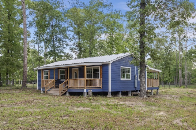 view of front of home featuring a front lawn