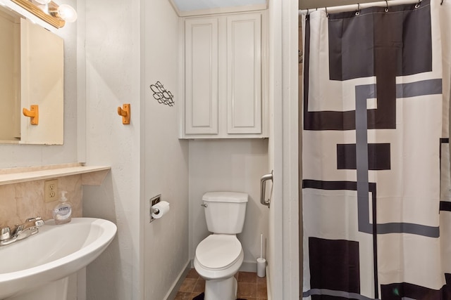 264 Wildbriar Dr, Jasper, TX 75951 - bathroom featuring a sink, baseboards, a shower with curtain, and toilet