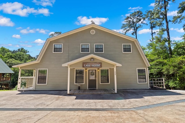 264 Wildbriar Dr, Jasper, TX 75951 - view of front of home featuring a gambrel roof and covered porch