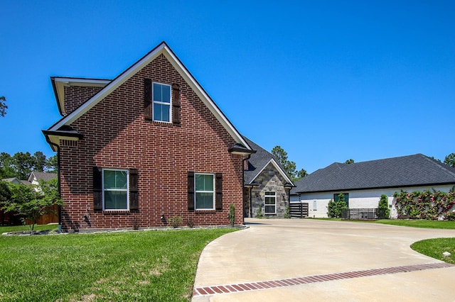 view of front of property featuring brick siding and a front yard