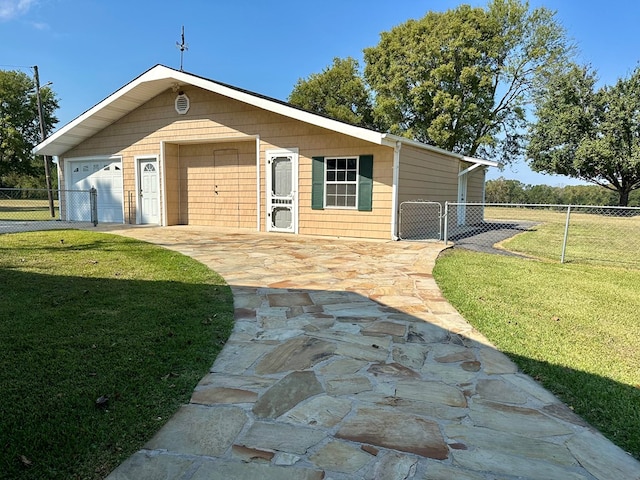 view of front of property featuring a front lawn and a garage