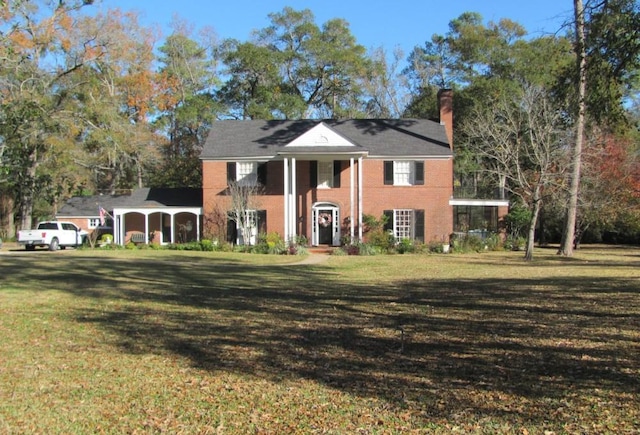 view of front of property featuring a front lawn