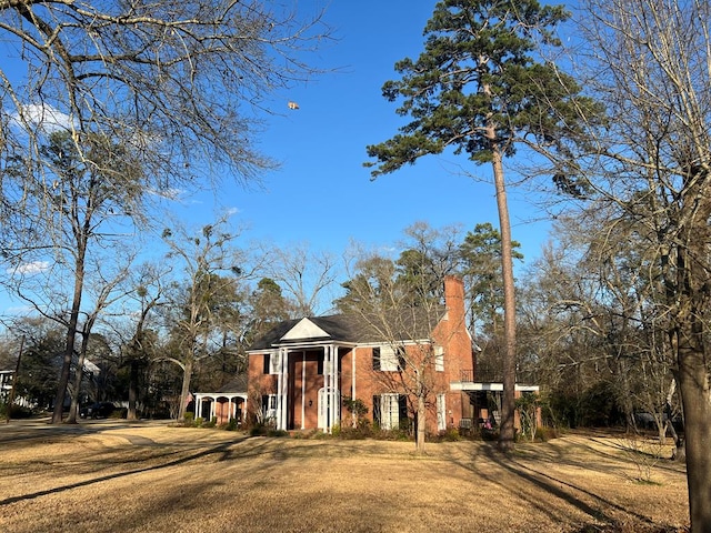 view of front of property featuring a front lawn