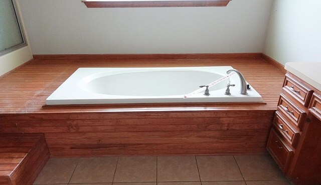 600 Daily St, Jasper, TX 75951 - bathroom featuring a garden tub, vanity, and tile patterned flooring