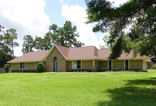 600 Daily St, Jasper, TX 75951 - single story home featuring stone siding and a front yard