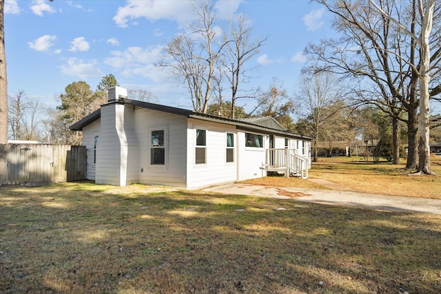 view of front of property featuring a front lawn