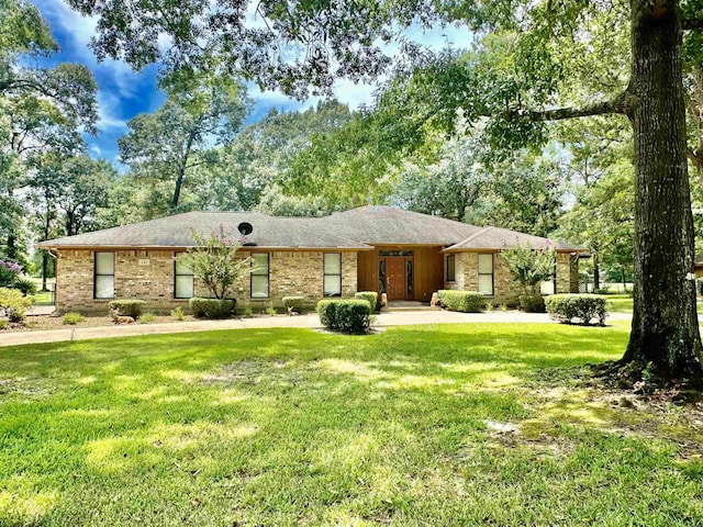 single story home with a front lawn