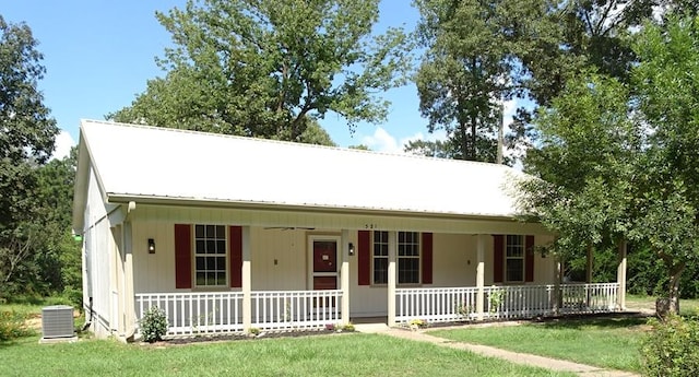 view of front facade with a front lawn, central AC unit, and ceiling fan