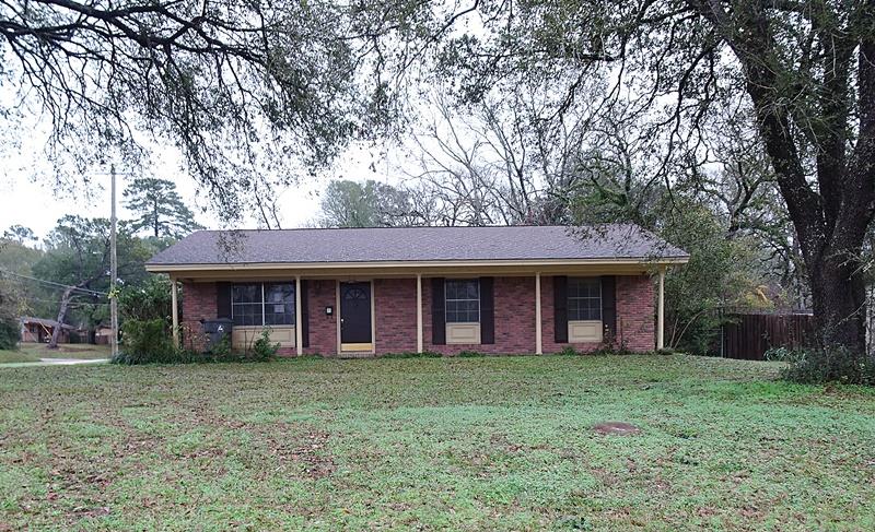 ranch-style home with a front lawn