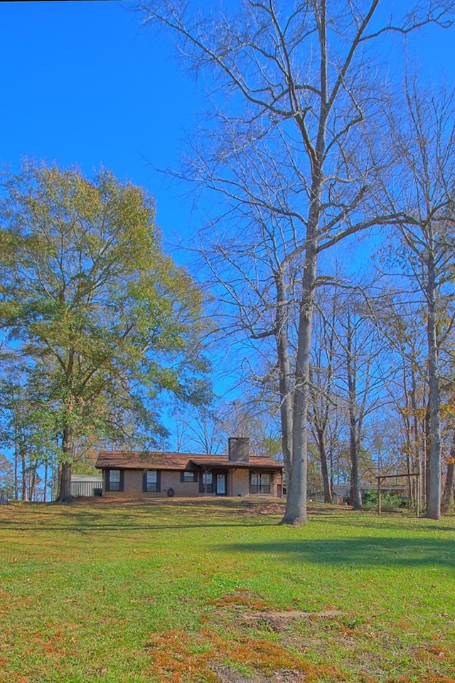 view of front facade with a front yard