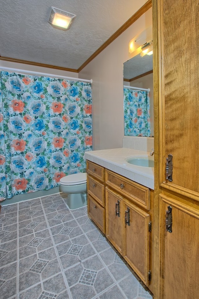 bathroom featuring curtained shower, crown molding, a textured ceiling, toilet, and vanity