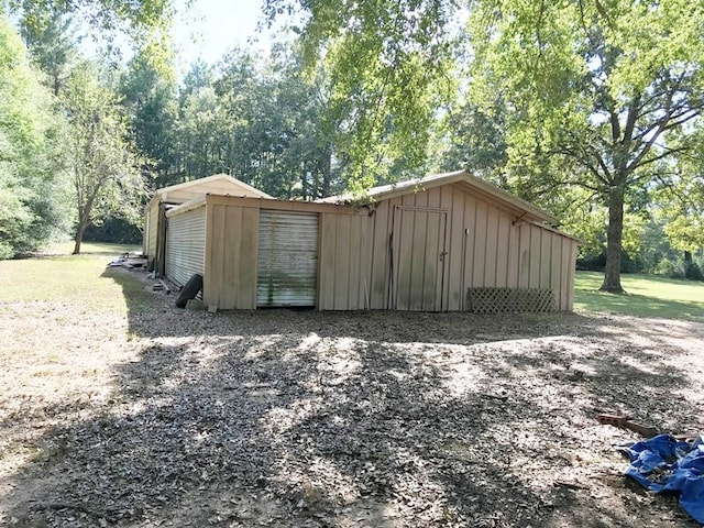 view of outdoor structure featuring an outbuilding