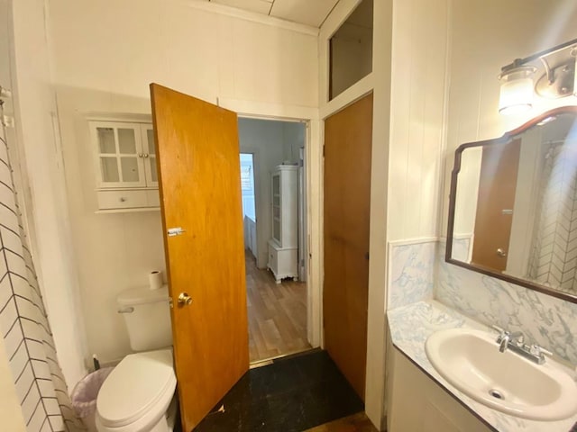 bathroom with decorative backsplash, a shower with curtain, vanity, and toilet