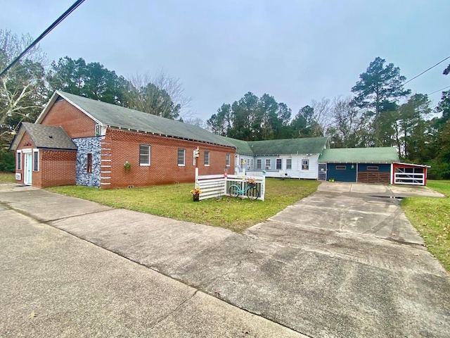 view of front of house featuring a front lawn and a carport