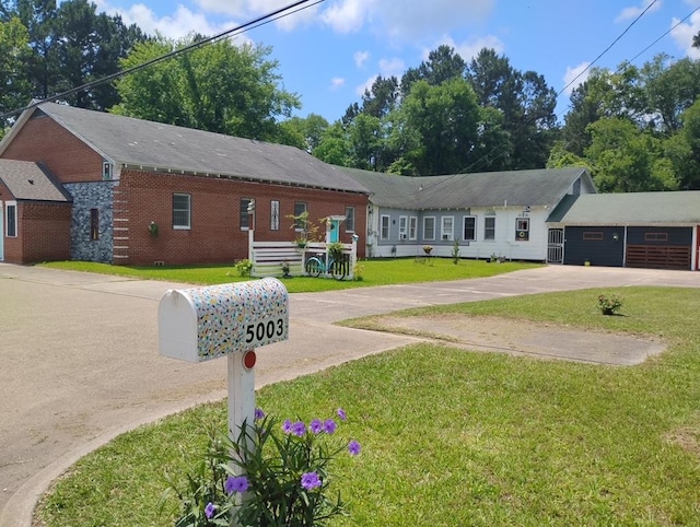 5003 Lotus Ln, Lufkin, TX 75904 - ranch-style house featuring driveway, a front yard, and brick siding