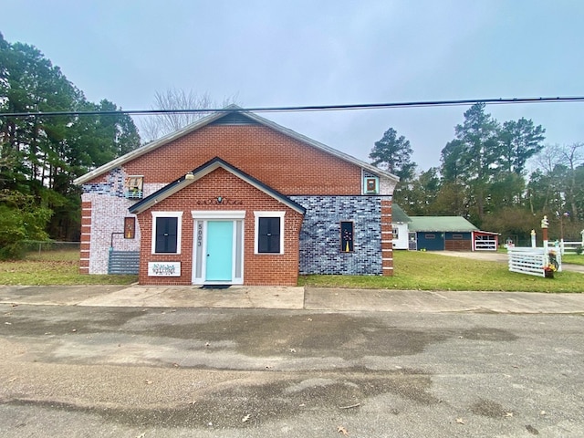 view of front of home featuring a front lawn