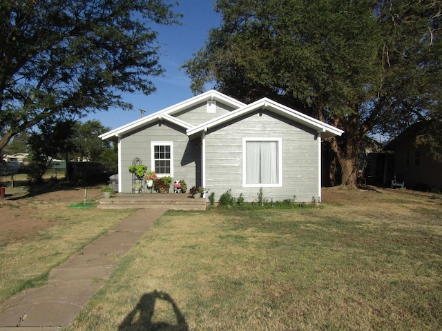 view of front of home with a front lawn