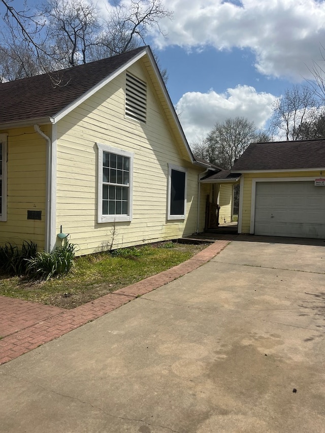 view of front of home with a garage and driveway