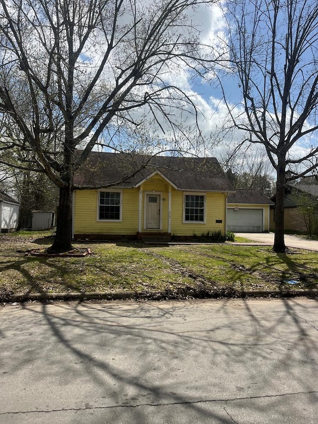 view of front of house with concrete driveway