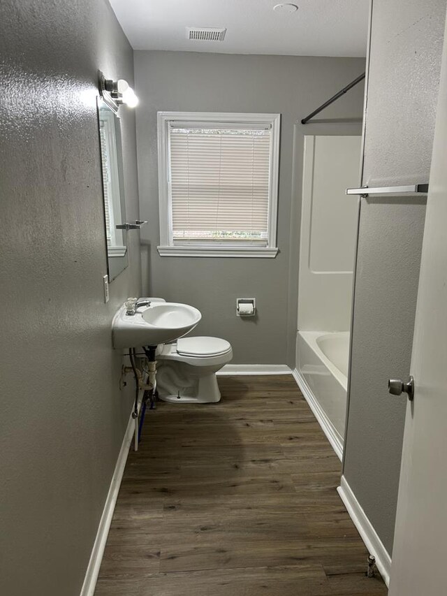 empty room with light hardwood / wood-style flooring and ceiling fan