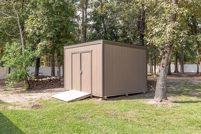 view of outdoor structure featuring a yard