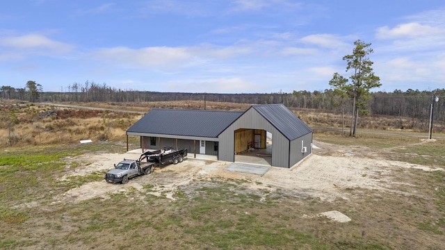 view of front of property featuring an outdoor structure