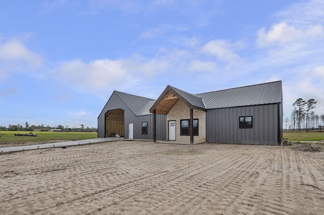 view of front of property featuring an outbuilding