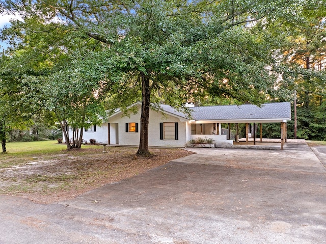 ranch-style house featuring covered porch