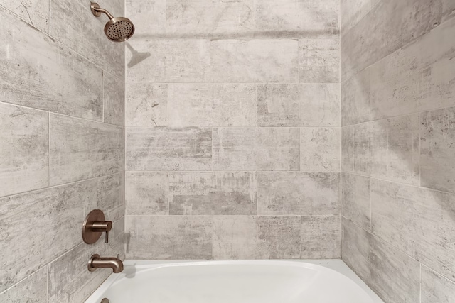 bathroom with tiled shower / bath combo