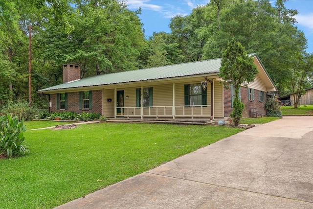 single story home featuring a front lawn and a porch