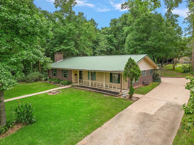 view of front facade featuring a front lawn and covered porch