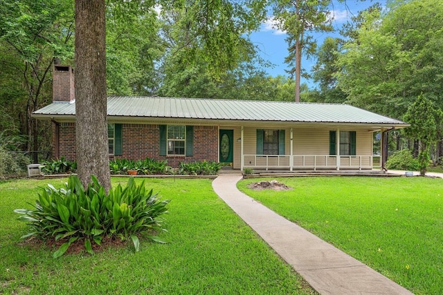 view of front of home with a front lawn