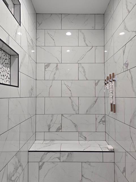 full bath featuring tiled shower
