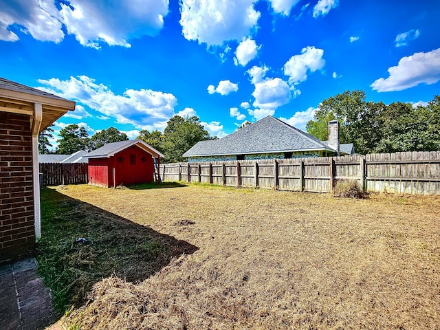 view of yard with a storage unit