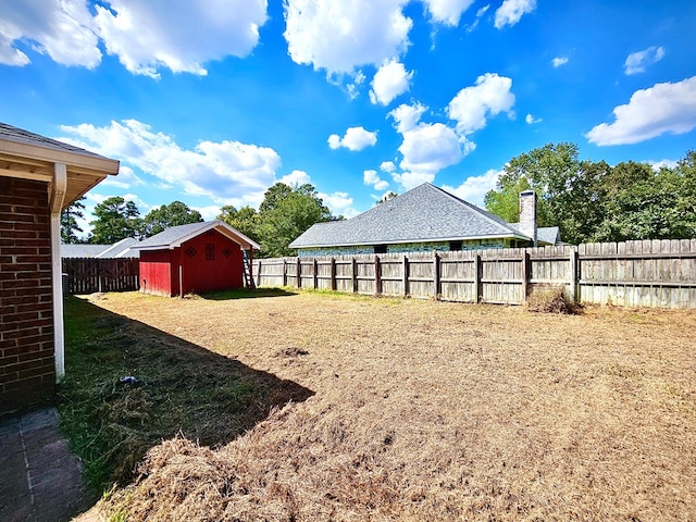 view of yard featuring a shed