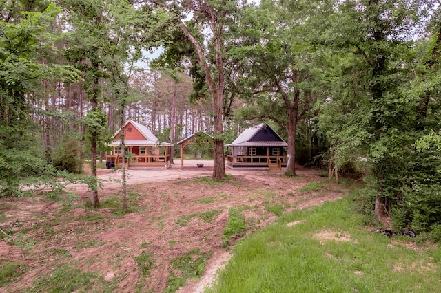 view of yard with an outdoor structure
