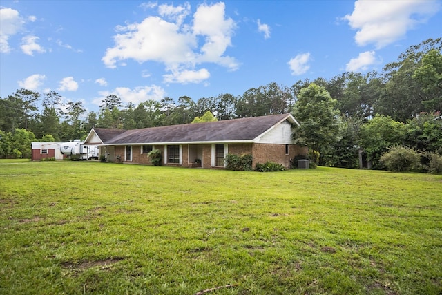 exterior space featuring a front yard