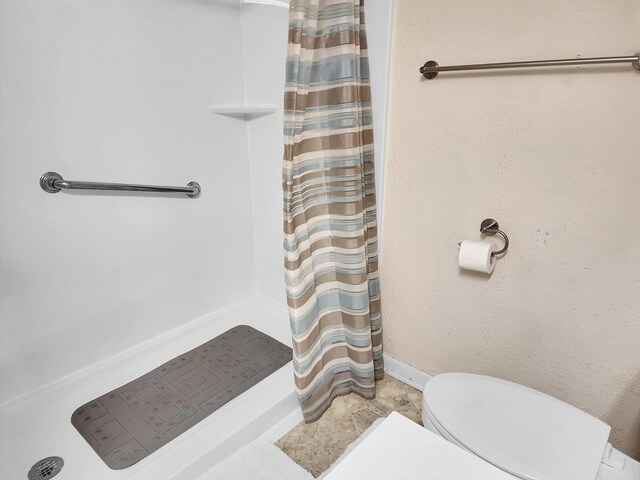 906 Richardson Dr, Jasper, TX 75951 - full bath featuring a shower with curtain and toilet