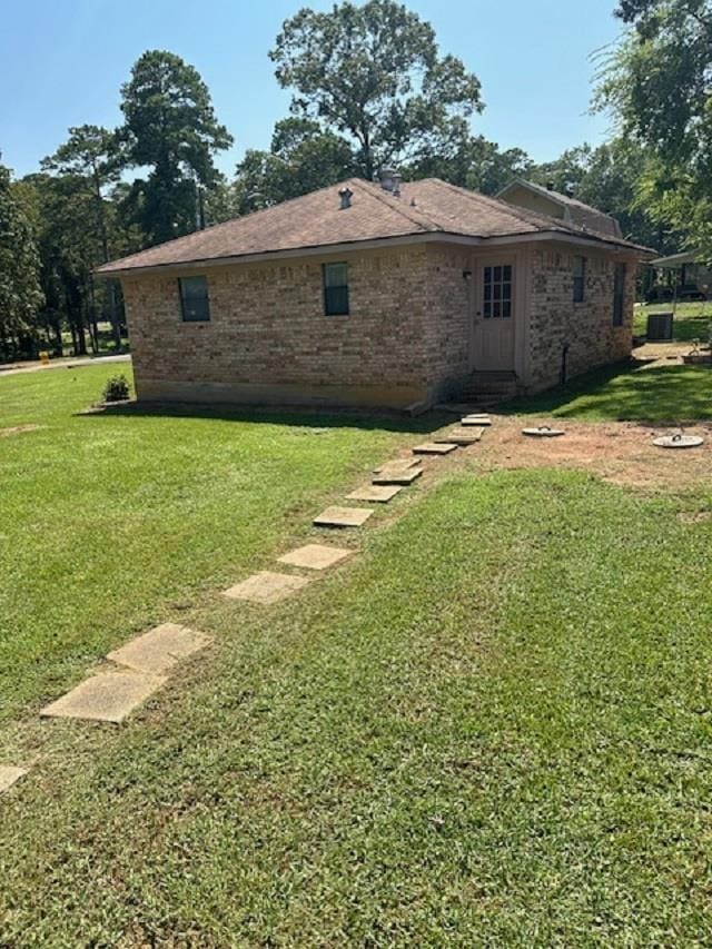 view of side of property featuring a lawn