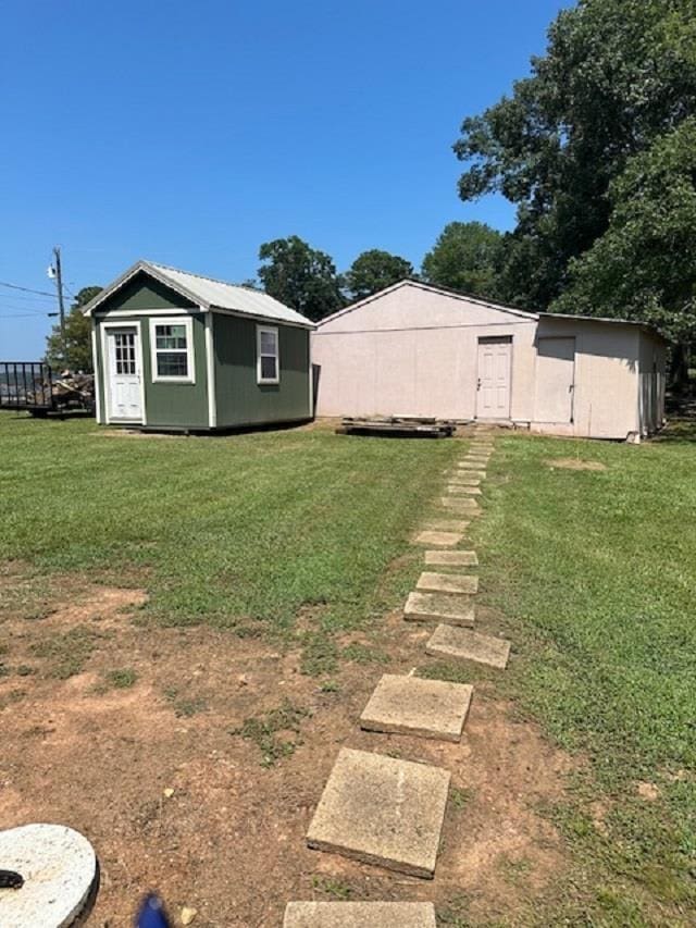 view of yard with an outdoor structure