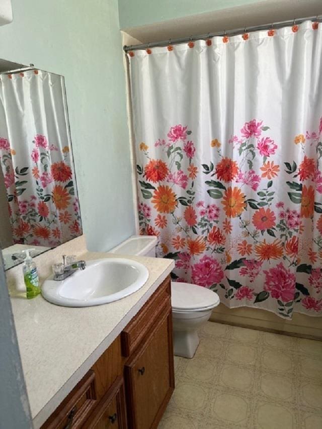 full bathroom with shower / bath combination with curtain, vanity, and toilet