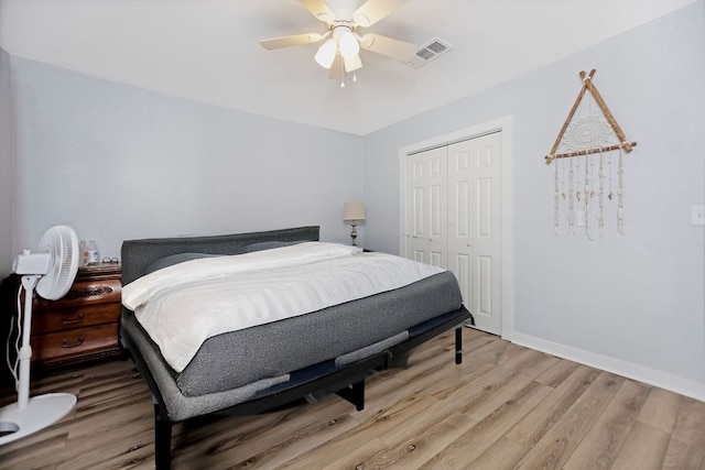 bedroom with light wood-type flooring, a closet, and ceiling fan