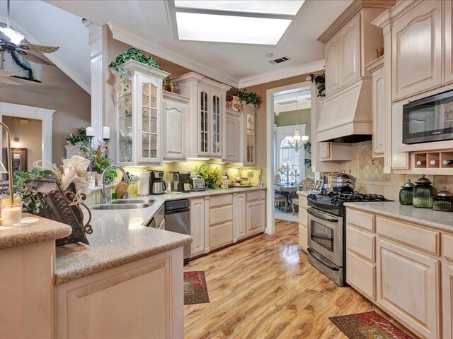 kitchen featuring crown molding, visible vents, stainless steel range with gas stovetop, a sink, and built in microwave
