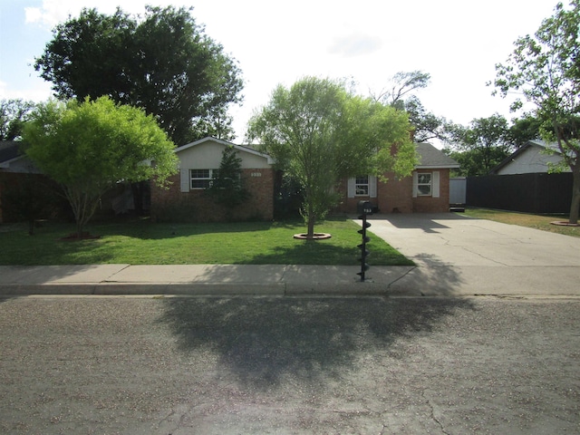 view of front of house featuring a front yard