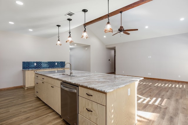 kitchen with ceiling fan, a kitchen island with sink, sink, light hardwood / wood-style flooring, and vaulted ceiling with beams