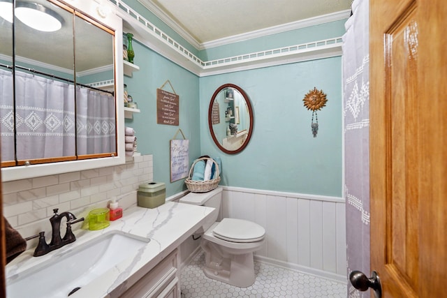 bathroom featuring crown molding, a textured ceiling, toilet, decorative backsplash, and vanity