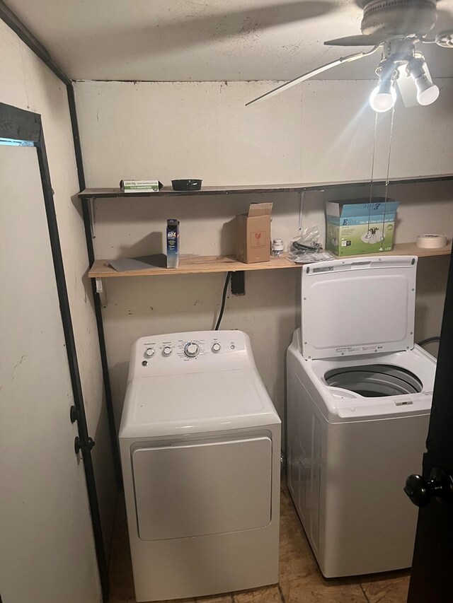 clothes washing area featuring independent washer and dryer and ceiling fan