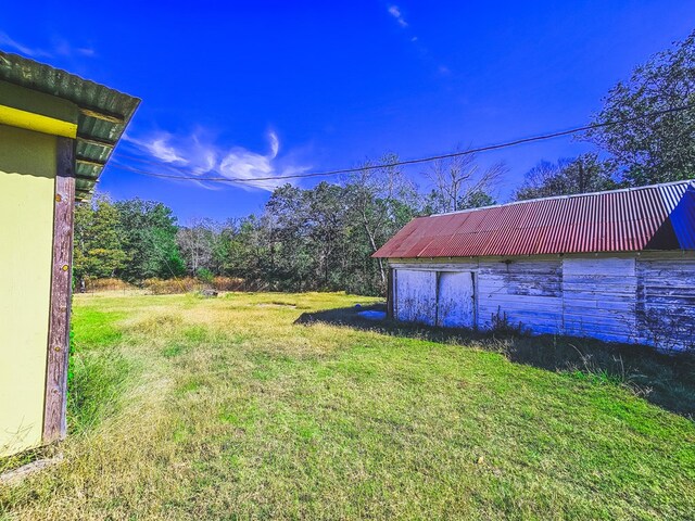 view of yard with an outbuilding